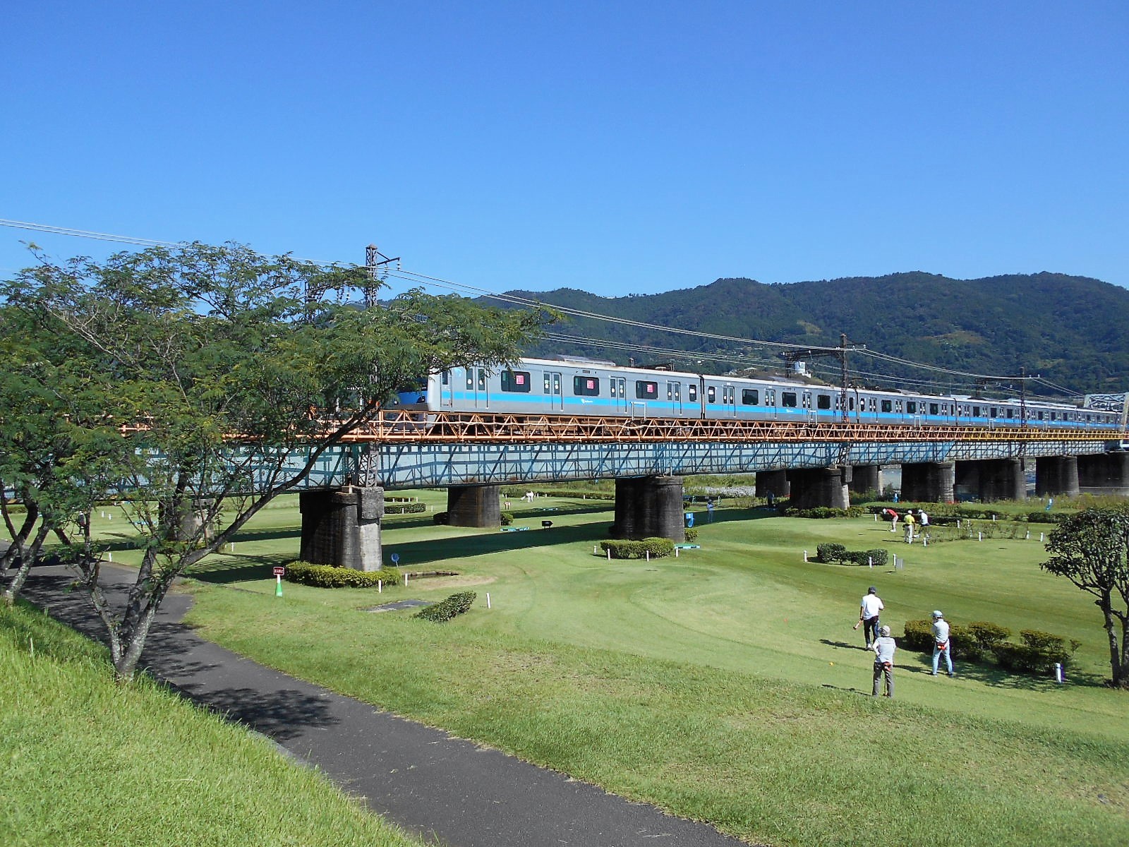 arawado_酒匂川サイクリングコース_7_風景17_パークゴルフと小田急線